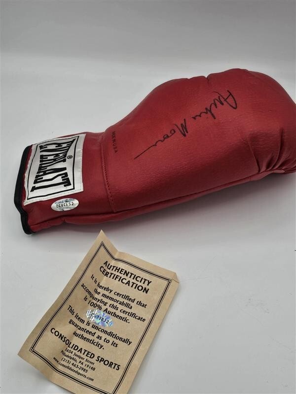 ARCHIE MOORE - BOXING GLOVE SIGNED 1997
