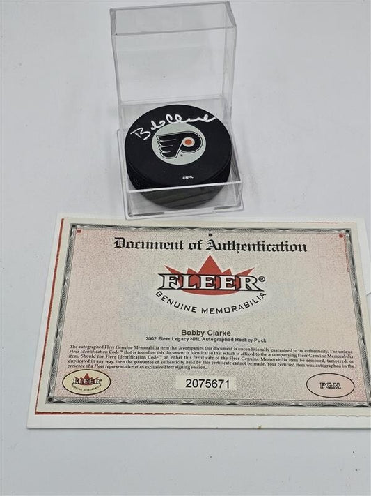 Bobby Clarke Signed Philadelphia Flyers Official Game Puck - Fleer -2075671
