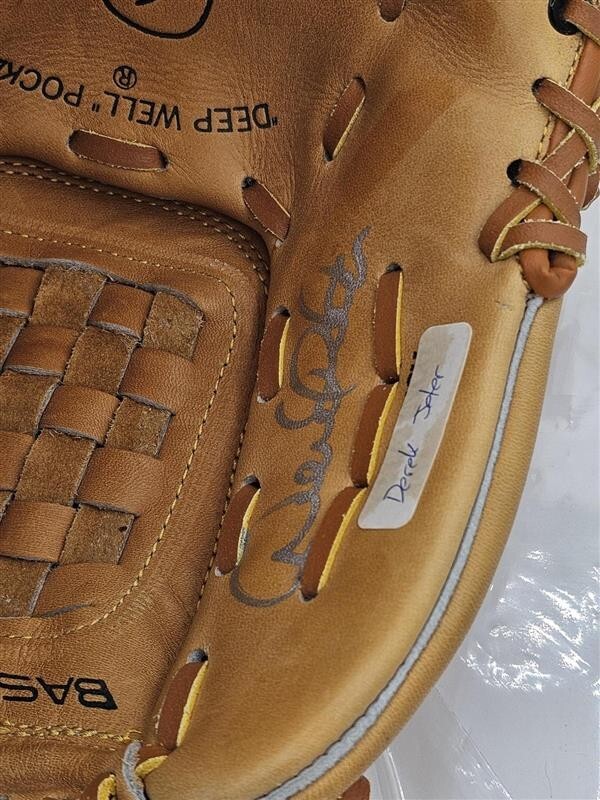 Derek Jeter signed signature model Rawlings ROY Baseball Glove w/Certificate