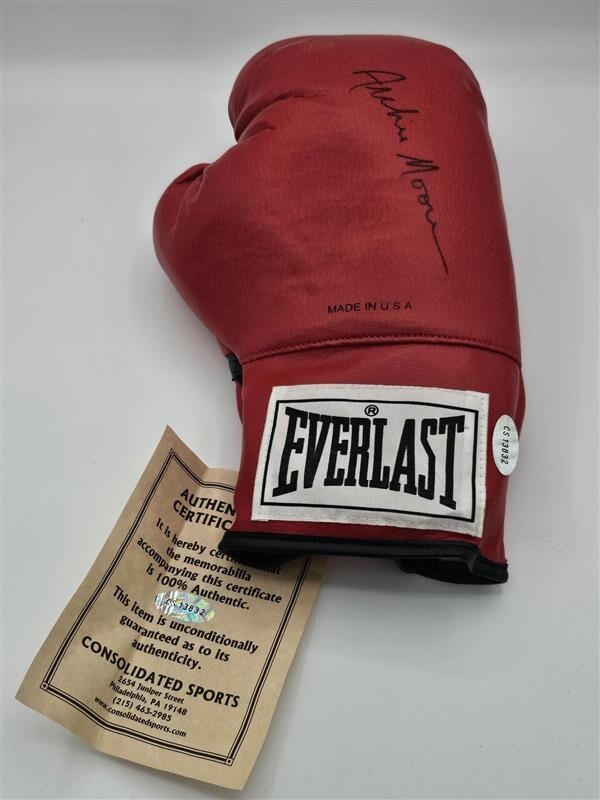ARCHIE MOORE - BOXING GLOVE SIGNED 1997