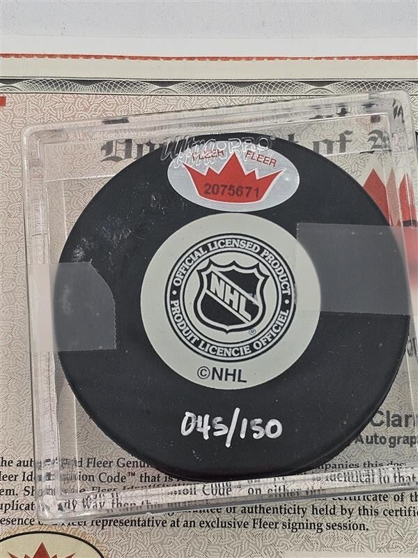 Bobby Clarke Signed Philadelphia Flyers Official Game Puck - Fleer -2075671