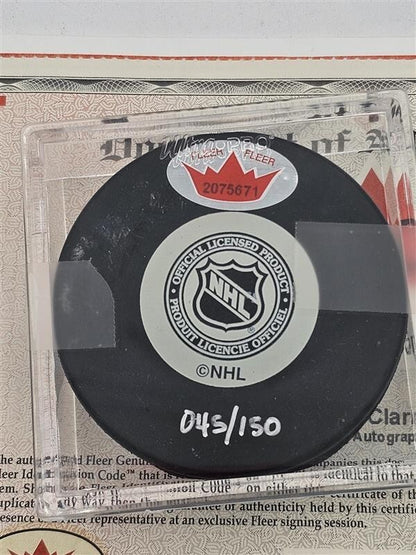 Bobby Clarke Signed Philadelphia Flyers Official Game Puck - Fleer -2075671