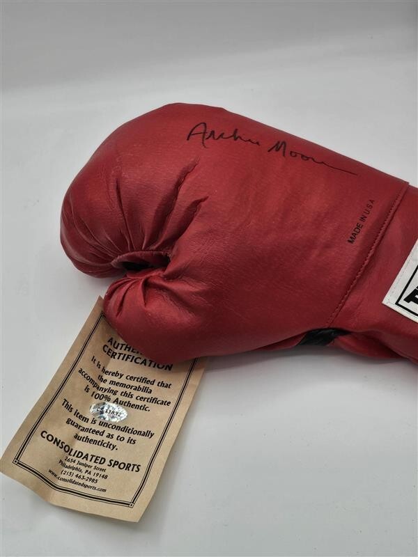 ARCHIE MOORE - BOXING GLOVE SIGNED 1997