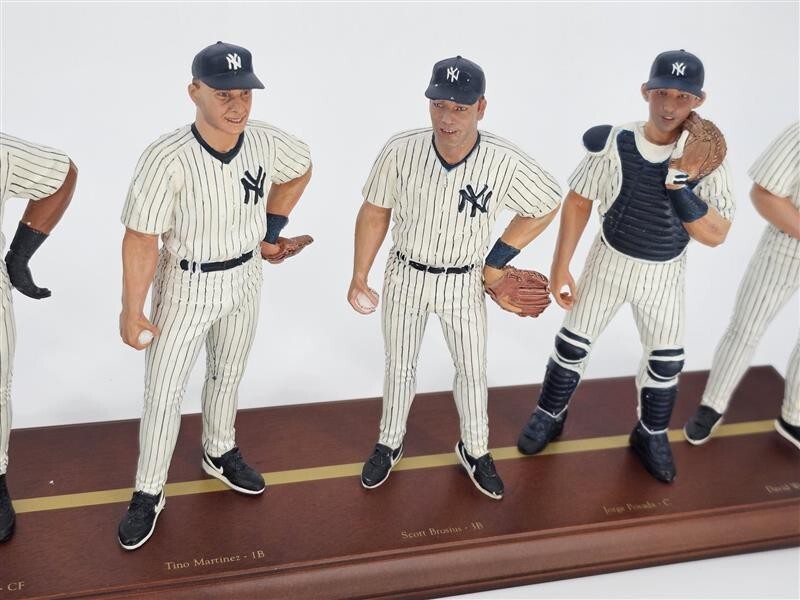 1998 NEW YORK Yankees Team Figurine Statue Set CMG 28” Long