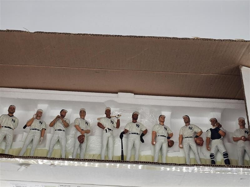 1998 NEW YORK Yankees Team Figurine Statue Set CMG 28” Long