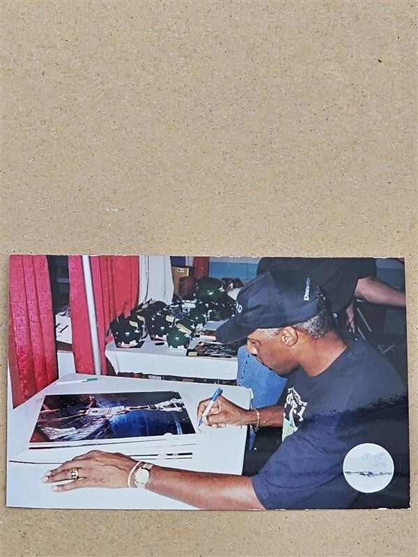 Julius Erving Signed Photo Philadelphia 76ers Dr. J Signed Beckett w/ COA & Pic