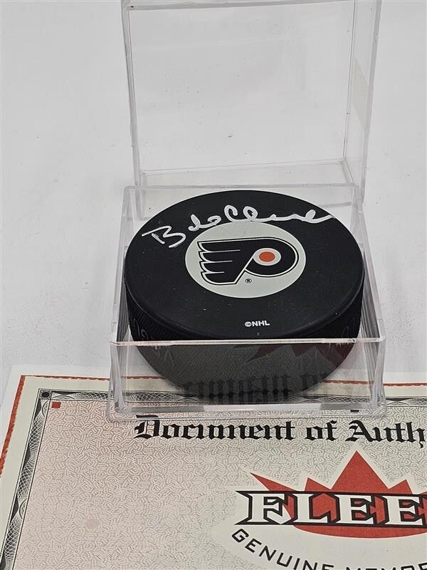 Bobby Clarke Signed Philadelphia Flyers Official Game Puck - Fleer -2075671