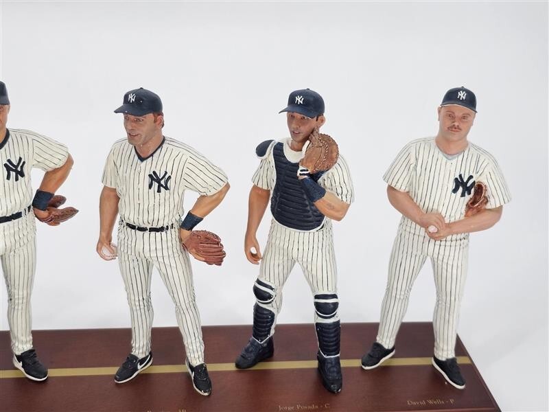 1998 NEW YORK Yankees Team Figurine Statue Set CMG 28” Long