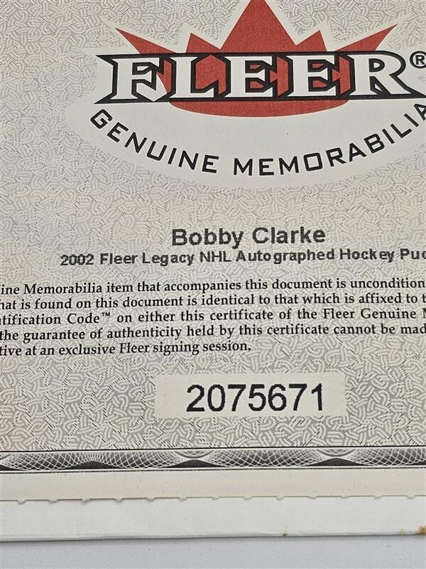 Bobby Clarke Signed Philadelphia Flyers Official Game Puck - Fleer -2075671