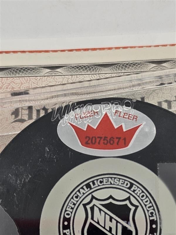 Bobby Clarke Signed Philadelphia Flyers Official Game Puck - Fleer -2075671