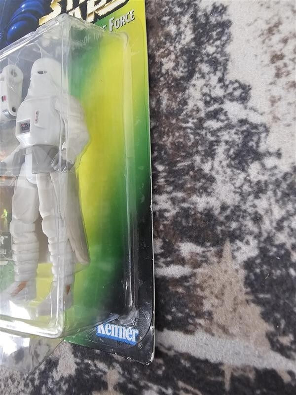 1997 Snowtrooper STAR WARS THE POWER OF THE FORCE (Kenner)
