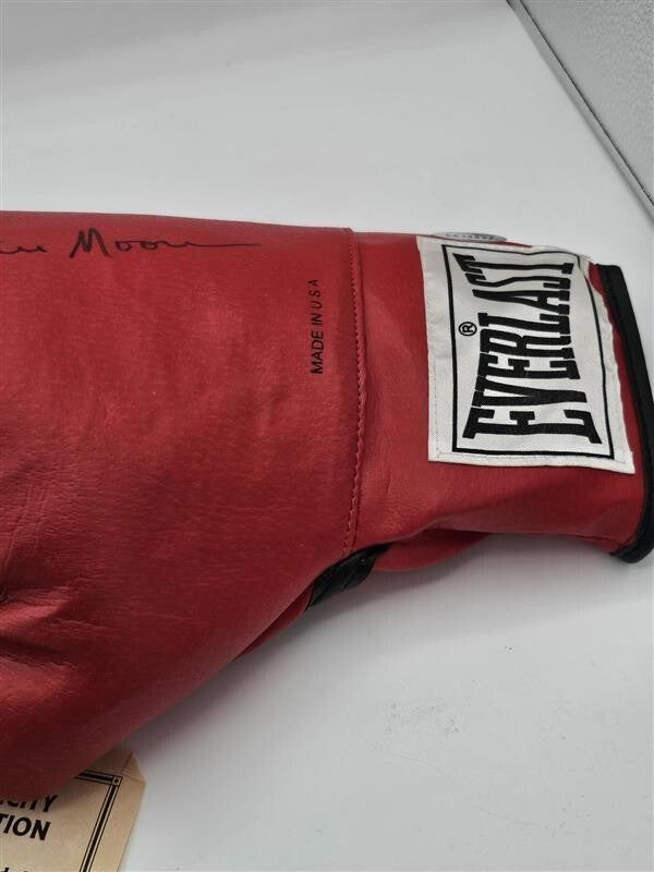 ARCHIE MOORE - BOXING GLOVE SIGNED 1997