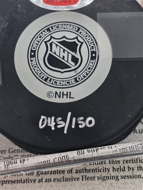 Bobby Clarke Signed Philadelphia Flyers Official Game Puck - Fleer -2075671