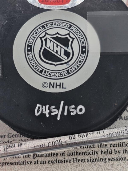 Bobby Clarke Signed Philadelphia Flyers Official Game Puck - Fleer -2075671